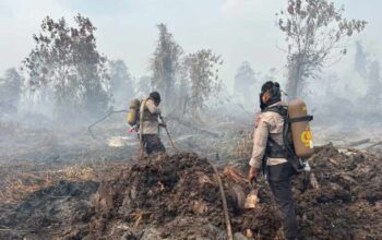 Brimob Polda Riau Gunakan Breathing Apparatus Tembus Asap Karhutla di Kampar