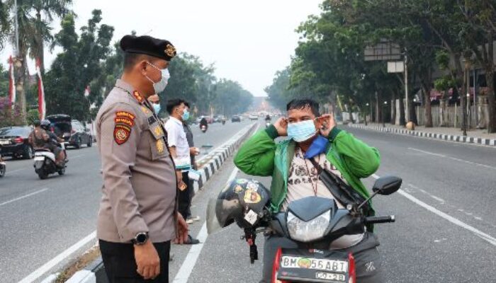 Antisipasi Dampak Asap Karhutla, Polda Riau Bagikan 2.500 Masker kepada Warga Pekanbaru