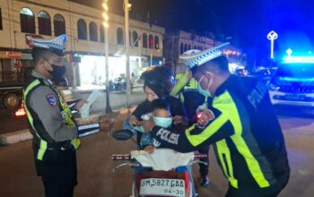 Tak Kenal Waktu, Satlantas Polres Inhil Turun Malam Hari Bagikan 300 Masker di Tengah Kepungan Asap