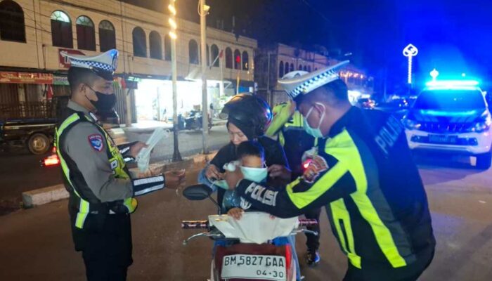 Tak Kenal Waktu, Satlantas Polres Inhil Turun Malam Hari Bagikan 300 Masker di Tengah Kepungan Asap