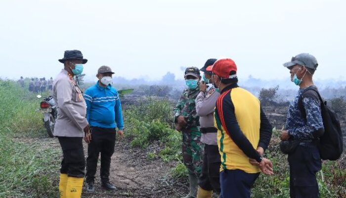 Kapolres Inhil Pimpin Pemadaman dan Pendinginan Hotspot di Desa Kayu Raja