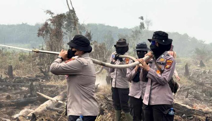 Jelang Hari Jadi ke-78, Polwan Polda Riau Turun dalam Penanganan Karhutla