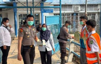 Polsek Pelabuhan Tembilahan Bagikan Masker, Lindungi Warga dari Asap Karhutla