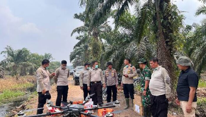 Polda Riau Turunkan Drone Khusus untuk Padamkan Karhutla di Siak