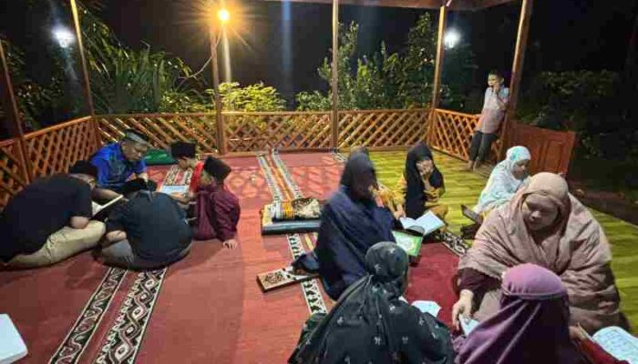 Magrib Mengaji di Pondok Al-Insyirah, Polsek Tembilahan Hulu Tanamkan Iman dan Cinta Lingkungan Sejak Dini