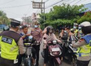 Di Tengah Ancaman Asap, Satlantas Polres Inhil Turun ke Jalan Bagikan 500 Masker N95