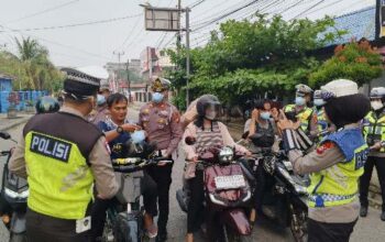 Di Tengah Ancaman Asap, Satlantas Polres Inhil Turun ke Jalan Bagikan 500 Masker N95