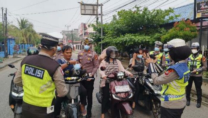 Di Tengah Ancaman Asap, Satlantas Polres Inhil Turun ke Jalan Bagikan 500 Masker N95
