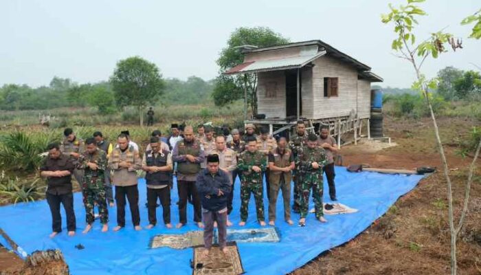 Kapolda Riau dan Pangdam Tinjau Karhutla di Inhu, Gelar Salat Istisqa Memohon Hujan