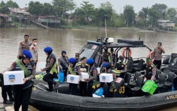 Sambut Hari Jadi Polwan ke-78, Polisi Turun ke Sungai Duku Bagikan Sembako dan Layani Warga