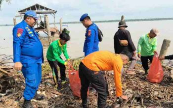 Bersih-bersih Sungai di Tembilahan, Satpolairud Libatkan Warga Pesisir