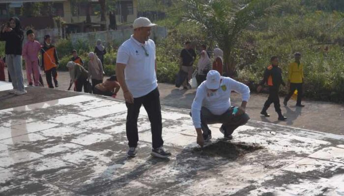 Jumat Pagi, Sekda Inhil dan OPD Gotong Royong di Islamic Center