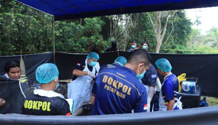 Polres Inhil Dampingi Ekshumasi Jenazah (E. S) , Tim Forensik Lakukan Autopsi