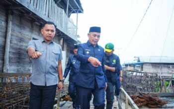 Tinjau Pembangunan Jerambah Khairiah Mandah–Igal, Bupati Herman Pastikan Kualitas Pekerjaan