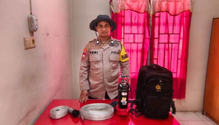Kreatif! Bhabinkamtibmas Kuala Gaung Sulap Motor Dinas Jadi Alat Pemadam Portabel