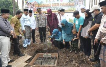Tekan Risiko Stunting, Yuliantini dan Katerina Letakkan Batu Pertama Pembangunan Rumah Layak Huni di Sungai Luar
