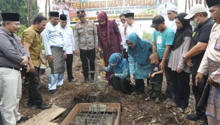 Tekan Risiko Stunting, Yuliantini dan Katerina Letakkan Batu Pertama Pembangunan Rumah Layak Huni di Sungai Luar