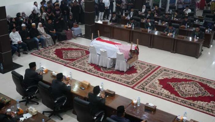 Wakil Bupati Yuliantini Hadiri Pelepasan Jenazah H. Andi Rusli, Antarkan Hingga ke Pemakaman di Keritang
