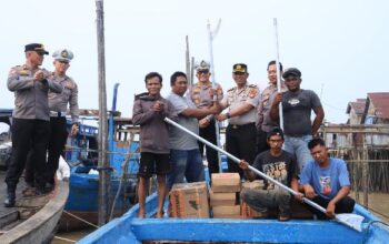 Dukung Program Prioritas Kapolri,Polri Bersama Masyarakat,Kapolres Inhil Serahkan Bantuan 3 (Tiga ) Mesin Katinting kepada Nelayan