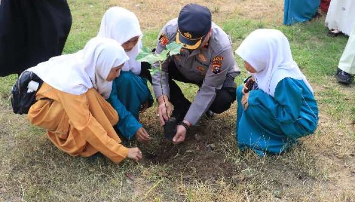 Polres Inhil Bersama Masyarakat Tanam Pohon, Wujudkan Lingkungan Asri dan Lestarikan Alam